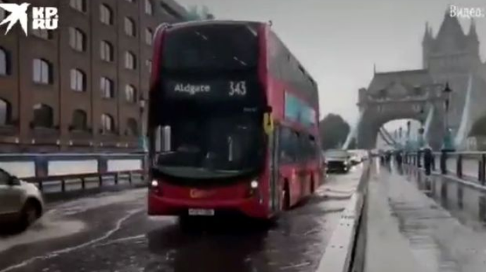 Londonun məşhur Tauer körpüsünü  su basdı - VİDEO