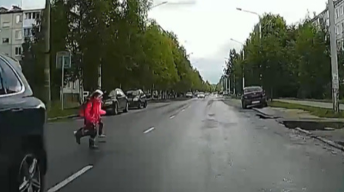 “Volkswagen” qaçaraq yolu keçən iki məktəbli qızı belə vurdu - VİDEO