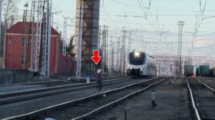 Qatar gələn zaman yolu keçən şəxs həyatını təhlükəyə atdı - ANBAAN VİDEO 