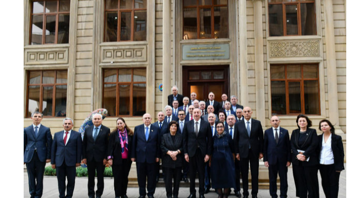 Ильхам Алиев ознакомился с условиями, созданными в административном здании Общины Западного Азербайджана