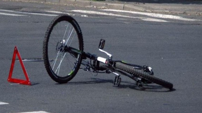 Avtomobilin velosipedçiləri vurması nəticəsində qadın öldü