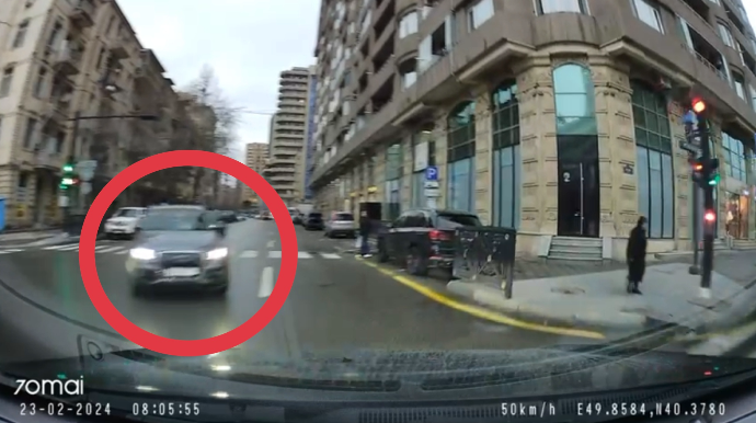 В Баку водитель грубо нарушил правила и чудом миновал аварии - ВИДЕО 