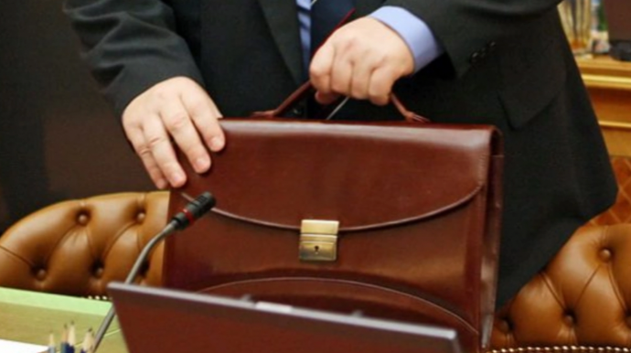 İcra başçısının müavini 20 ildən sonra öz ərizəsi ilə işdən çıxdı - FOTO