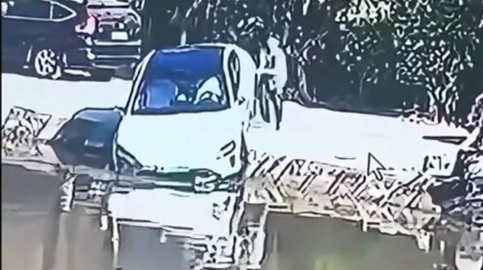 Çin avtomobili avtopark rejimində suya düşdü - VİDEO