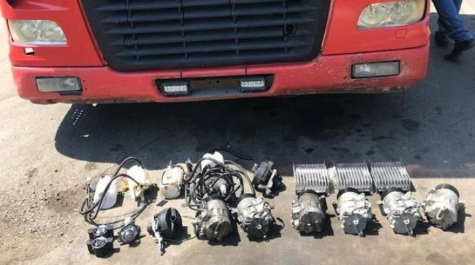 Azərbaycana qanunsuz avtomobil hissələri gətirmək istəyən saxlanıldı