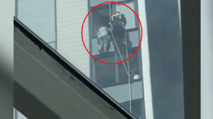 Binanın 20-ci mərtəbəsindən bir saat asılı qalan qız xilas edildi  - VİDEO