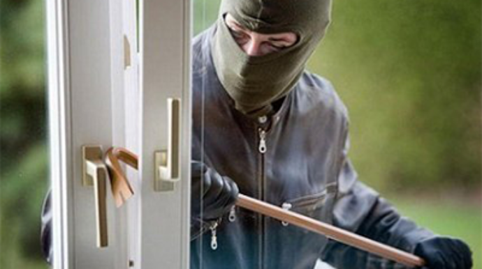 Bakıda evdən 6 min manatlıq oğurluq edildi 