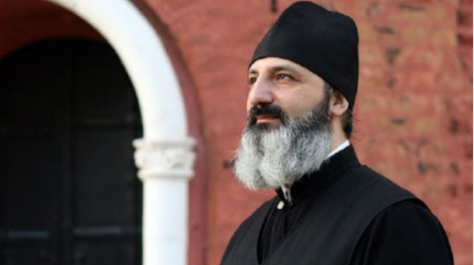 Erməni keşişdən ittiham: “Paşinyan psixi xəstədir, gəzən fəlakətdir” 