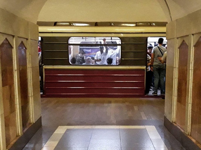 Bakı metrosunda təşvişə düşən sərnişinlər vaqonu tərk etdilər
