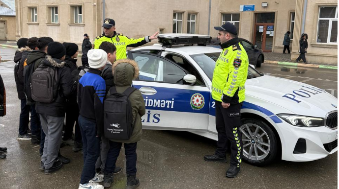 Yol polisi Sabunçuda uşaqlarla maraqlı görüş keçirdi - Patrul maşını ətrafında müzakirə - FOTOLAR 