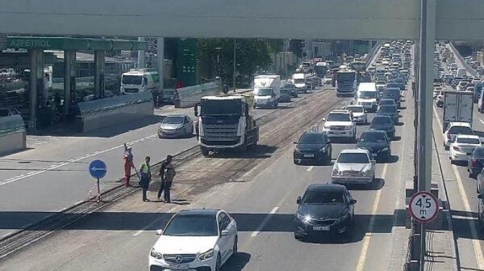 Ziya Bünyadov prospektində yol qazılır, sıxlıq yarandı - VİDEO