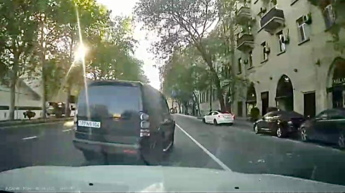 Sağa keçmək üçün bahalı maşınıyla oyun çıxaran sürücü - 77-NS-104   - VİDEO