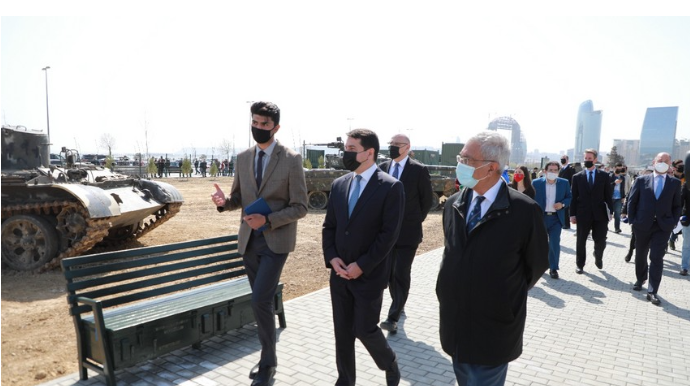 Beynəlxalq konfransın iştirakçıları Bakıda Hərbi Qənimətlər Parkında  olublar  - FOTO