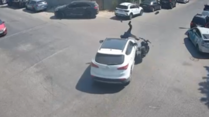Yolayrıcında ağır qəza; maşına çırpılan moped sürücüsü yerə çırpıldı - VİDEO