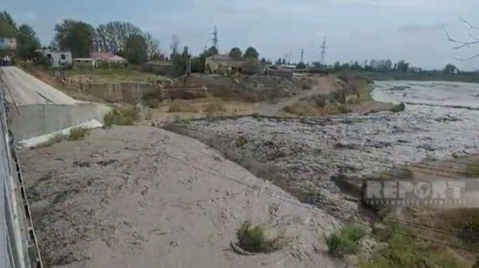 Göyçayda avtomobil körpüsündə təhlükəli vəziyyət: Hərəkət məhdudlaşdırıldı   - FOTO