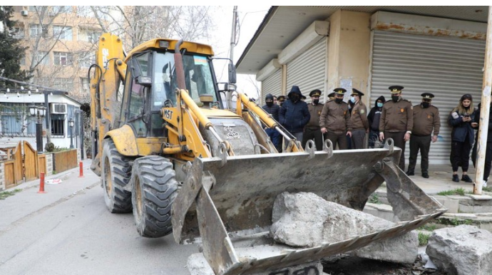 Binaların həyətlərinin giriş-çıxışlarına qoyulmuş süni maneələr sökülür  - FOTO