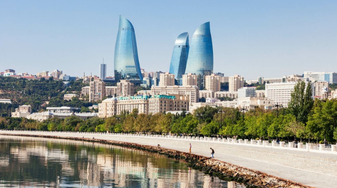 Bulvarda özünü dənizə atan gənc qız xilas edildi - VİDEO