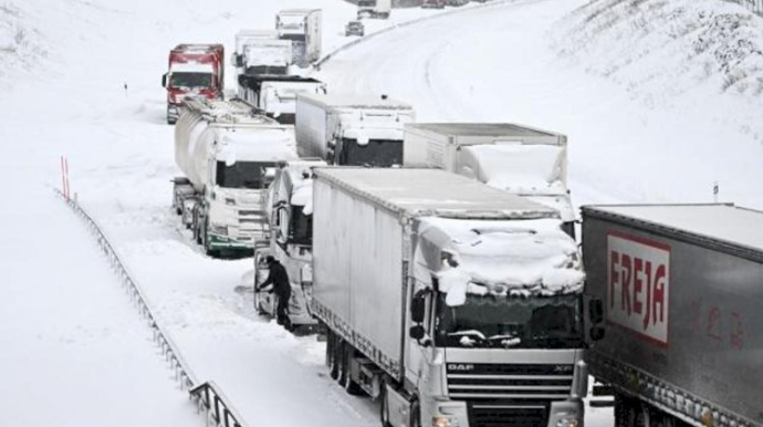 Buzlu yolda avtomobildə köməksiz qalan 5 nəfər xilas edildi