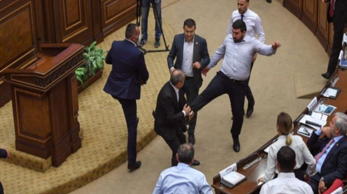 Ermənistan parlamentində iclas yenə yarımçıq qaldı, yumruq-təpik davası başladı   - FOTO