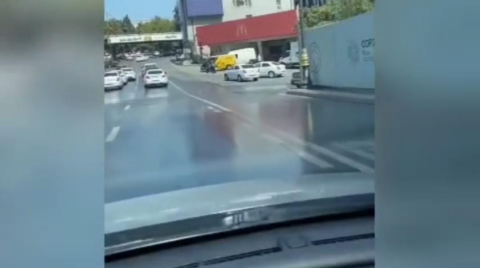 В Баку одну из центральных улиц затопило сточными водами — ВИДЕО 