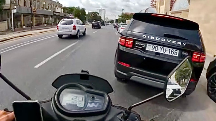 “Land Rover”i park edən sürücü motosikletçini heçə saydı - 90-YU-165   - VİDEO