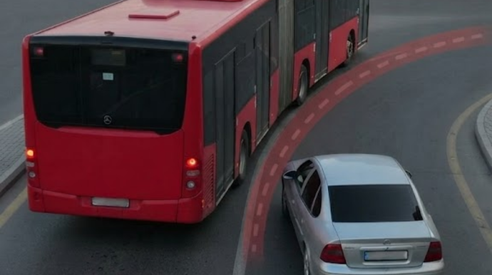 Sağa dönən iri nəqliyyat vasitələrinə yaxınlaşmaq niyə təhlükəlidir? – İZAH - VİDEO 