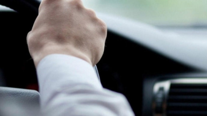 Ağsuda avtomobilin sükanı kilidlənib, ailə qəzaya düşüb 