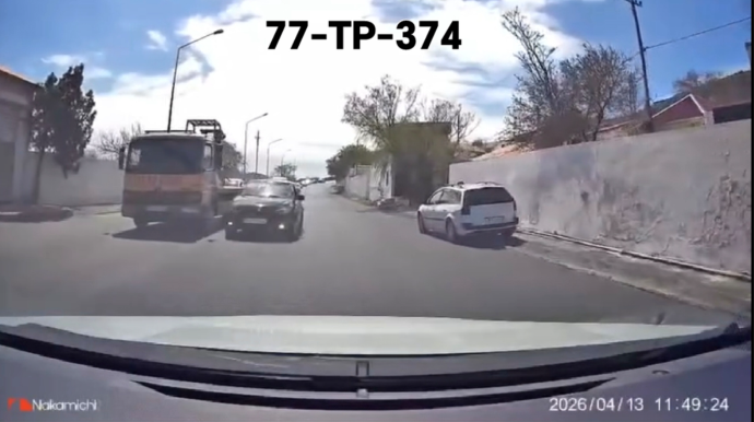 В Баку водитель выехал на встречную полосу и создал опасную ситуацию - ВИДЕО 