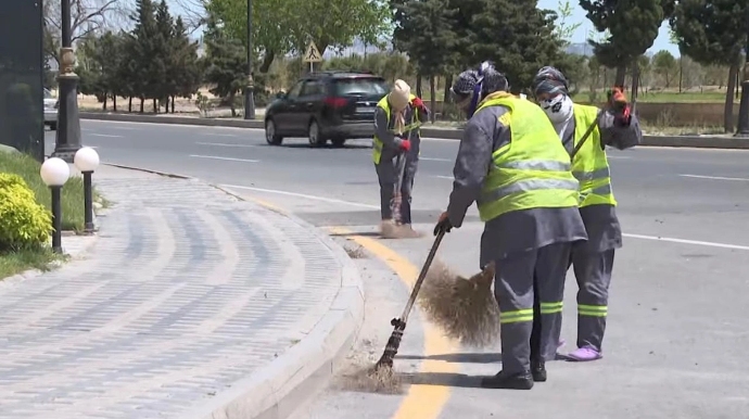 Süpürgəçi qadın avtomobillə vuruldu - Qəzanı törədən şəxs yoxa çıxıb - VİDEO  