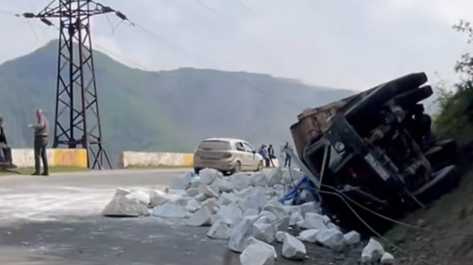 Daşkəsəndə daşla dolu yük maşını aşdı - VİDEO