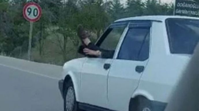 Ayağını pəncərədən çıxaran sürücü heç nə olmamış kimi yoluna davam etdi - VİDEO 