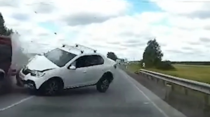 Dəhşətli qəza; üç maşınla toqquşan “Reno” iki hissəyə bölündü - ANBAAN VİDEO