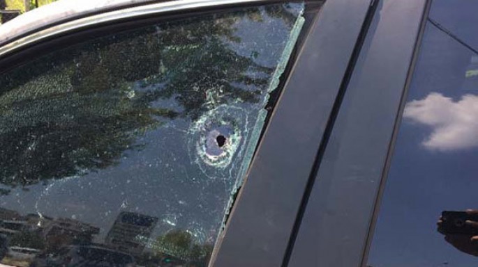 Başından güllələnən nüfuzlu şəxsin maşınının görüntüləri yayıldı - FOTOLAR