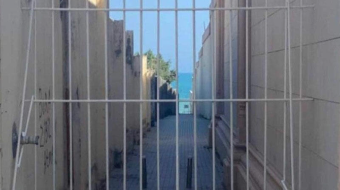 Bakıda çimərliyi insanların üzünə bağladılar   - FOTO