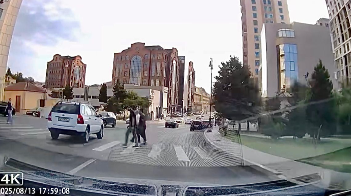 Keçiddən keçən piyadaları görməzdən gəlib yoluna davam etdi - 90-SA-754 - VİDEO