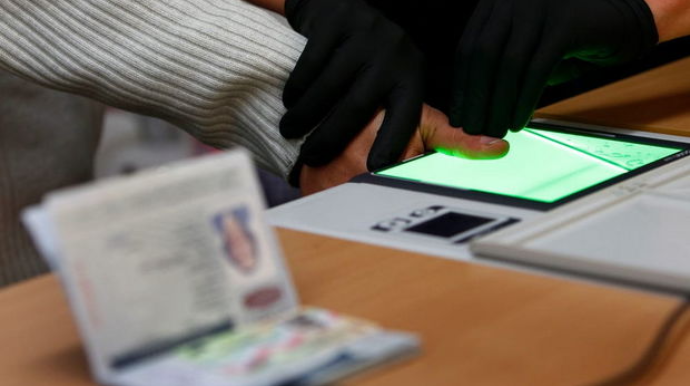 Rusiyaya gedənlərin nəzərinə: Barmaq izi və tatu məcburiyyəti gəlir 