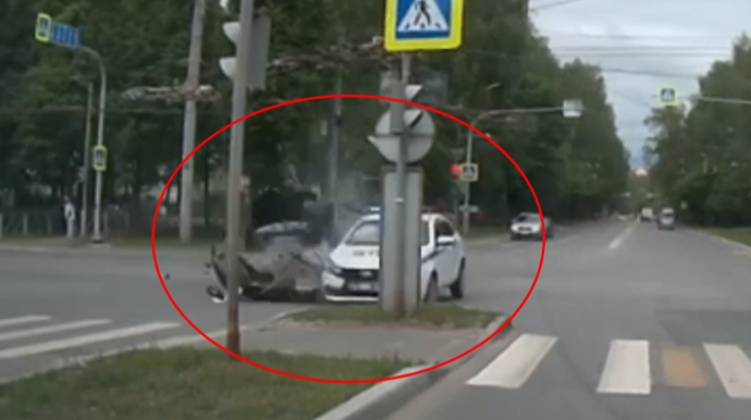 “Qırmızı”dan keçən yol polisi maşını “Volkswagen”lə toqquşdu  – FOTO + VİDEO 