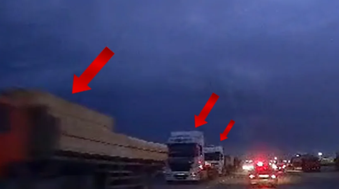 Bakıda hərəkətin intensiv olduğu yolu TIR-lar zəbt edib - VİDEO 