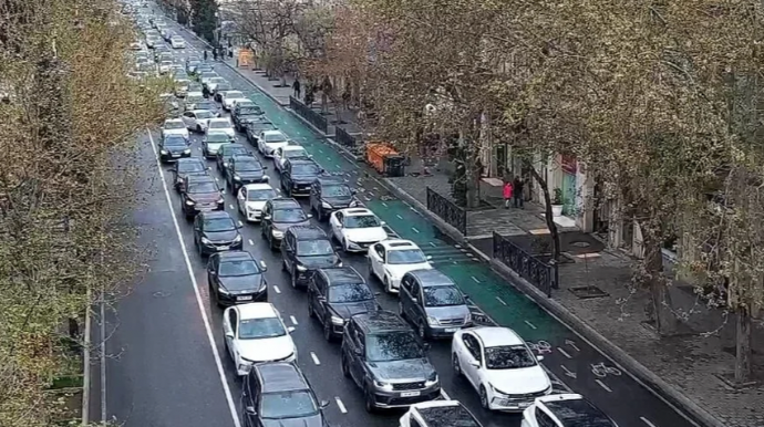Bakının bir sıra yollarında nəqliyyatın sıxlığı yaranıb 