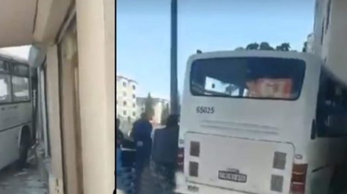 В Баку автобус врезался в здание: есть пострадавшие - ВИДЕО 