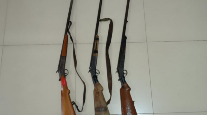 Laçında qanunsuz saxlanılan odlu silahlar təhvil götürülüb 