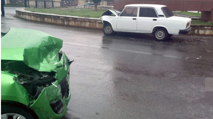 Balakəndə iki avtomobil toqquşub, xəsarət alanlar var 