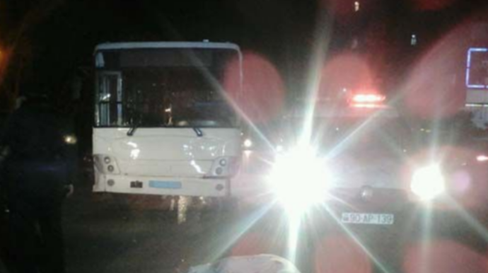 Qubada avtobus ana və azyaşlı qızını vurdu - ÖLƏN VAR