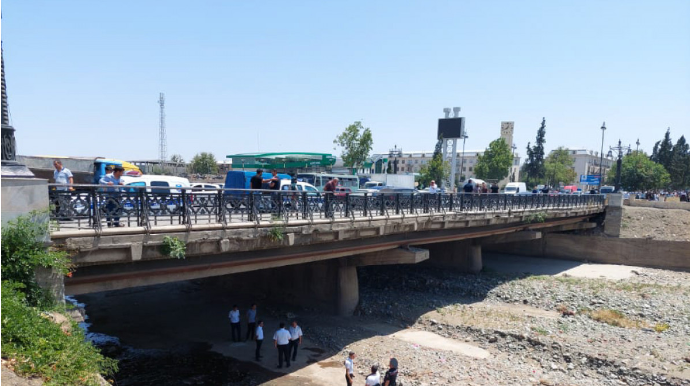 Gəncədə 24 yaşlı oğlan özünü körpüdən atıb   - FOTO