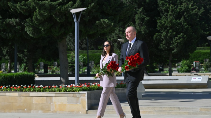 Prezidentlə xanımı faşizmlə mübarizədə həlak olanların xatirəsini anıblar - FOTO - YENİLƏNİB