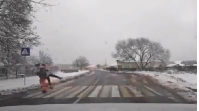 Piyada keçidindən keçməyə çalışan azyaşlını son anda qurtardı - VİDEO