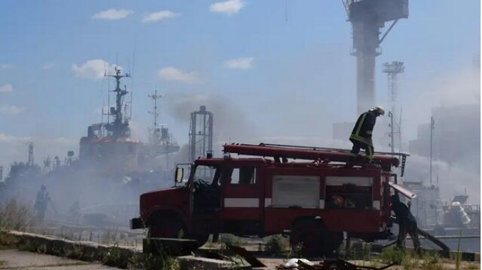Rusiya Odessa limanında Ukraynaya məxsus hərbi gəmini vurdu