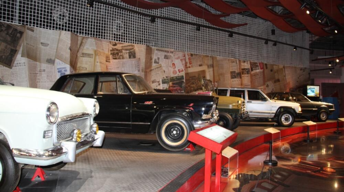 Klassik və nadir avtomobillərin nümayiş olunduğu avtomobil muzeyi - FOTO