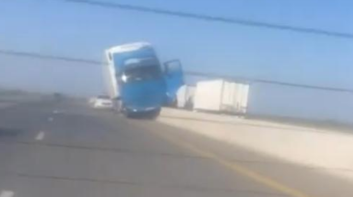 Bakı-Astara yolunda Tır qəza törətdi   - VİDEO