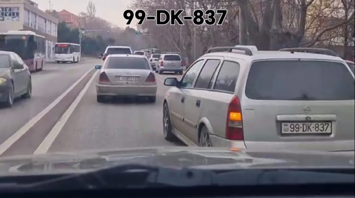 Dönmə işığının üstünlük verdiyini düşünən sürücü qəza şəraiti yaratdı  - VİDEO
